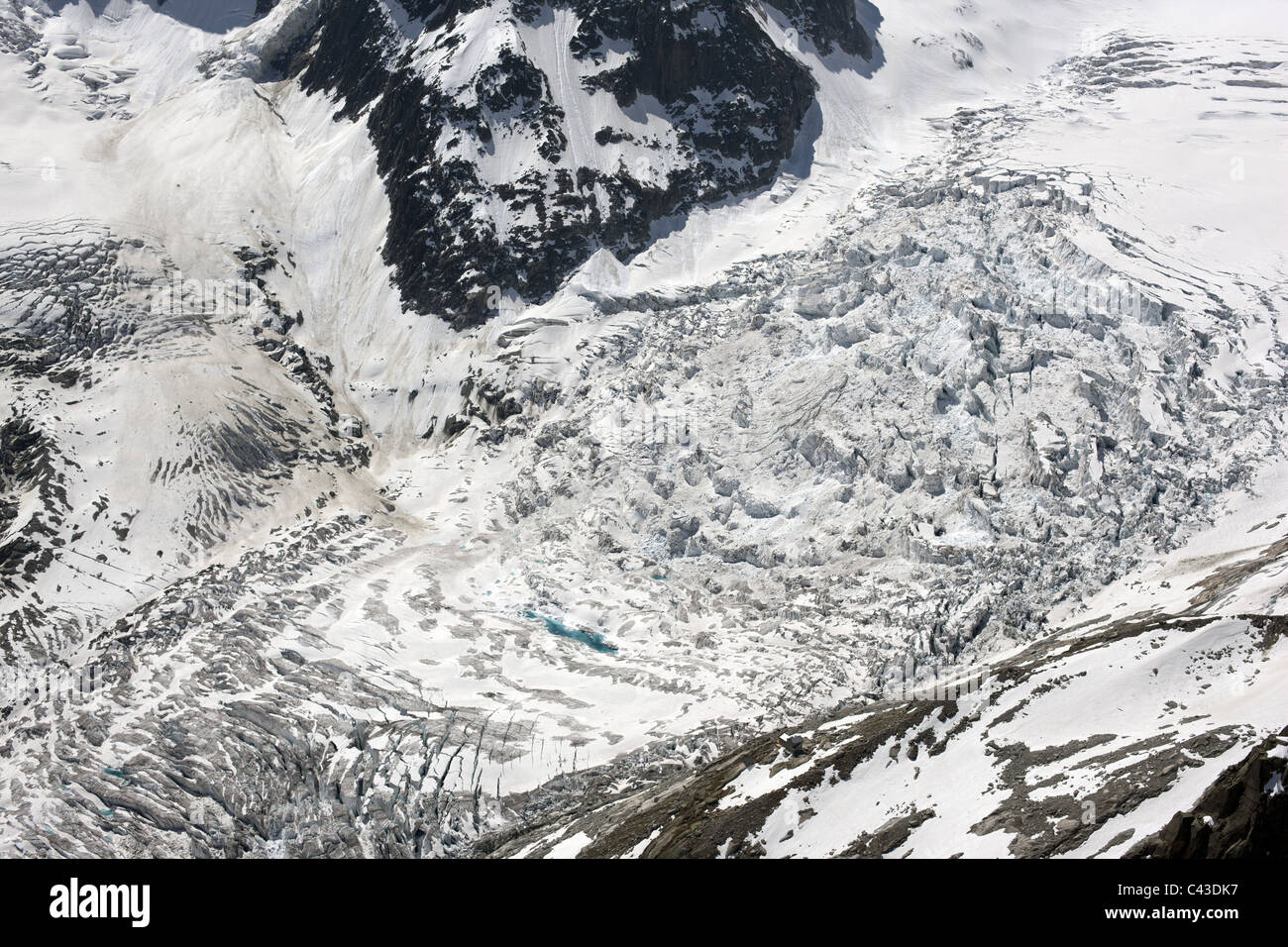 VISTA AEREA. Glacier du Tacul che si alimenta in 'la mer de glace'. Chamonix Mont-Blanc, Haute-Savoie, Auvergne-Rhône-Alpes, Francia. Foto Stock
