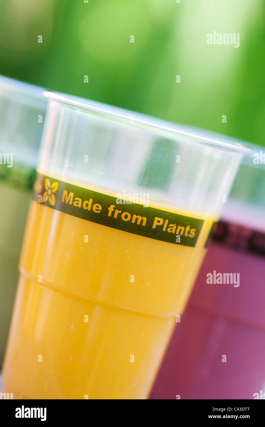 Biodegradabile e compostabile plastica tazze gratuito realizzato da materiale vegetale riempito con colorate succo di frutta. Foto Stock