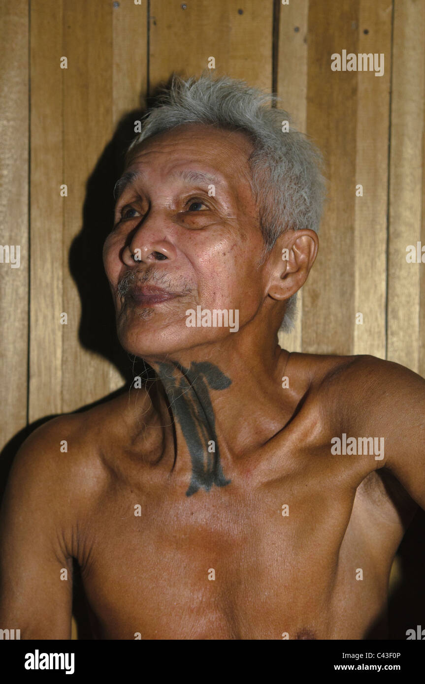 Iban sambuco con headhunters tradizionale tatuaggio sul suo collo al Nanga Sumpa longhouse nel Sarawak, Borneo Malaysia Foto Stock