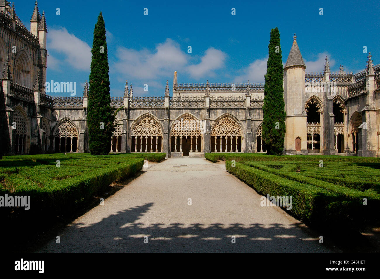 Cortile interno del Monastero di Batalha Mosteiro da Batalha un convento domenicano nella parrocchia civile di Batalha, nel distretto di Leiria, nella regione di centro del Portogallo. Il convento è uno dei migliori e originali esempi di architettura tardo-gotica in Portogallo, mischiato con lo stile manuelino. Foto Stock