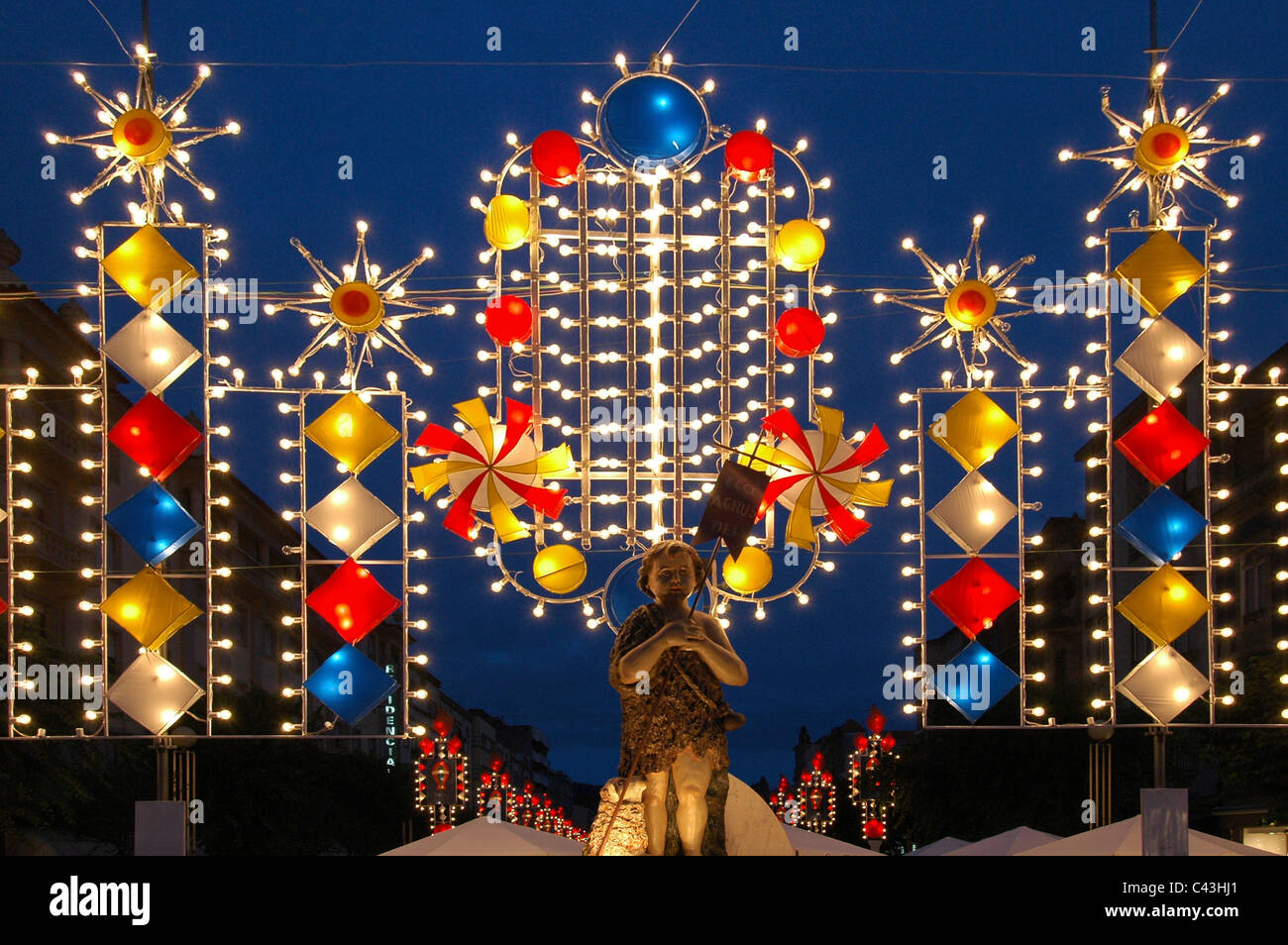 Decorazioni di strada durante Festa de Sao Joao o Festival di San Giovanni nella città di Braga nord del Portogallo Foto Stock