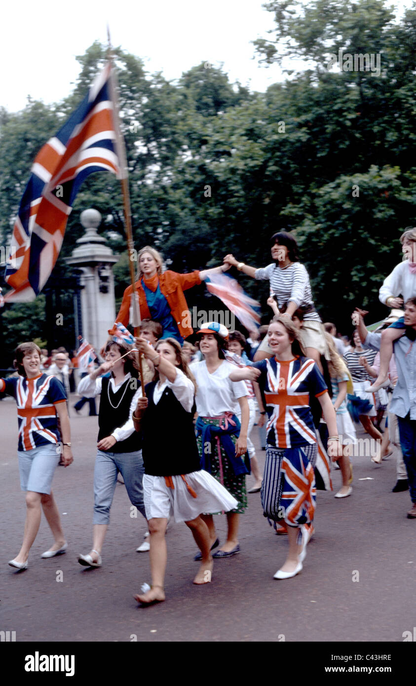 La principessa Diana e il Principe Carlo royal wedding ventole sul Pall Mall nel 1981 Foto Stock