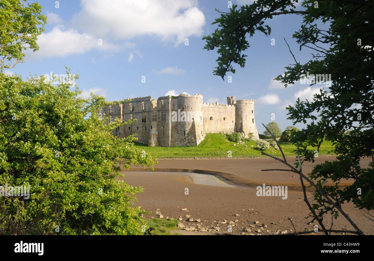 Le rovine di Carew Castle, da tutta la Carew fiume, vicino al villaggio di Carew, Pembrokeshire, Galles Foto Stock