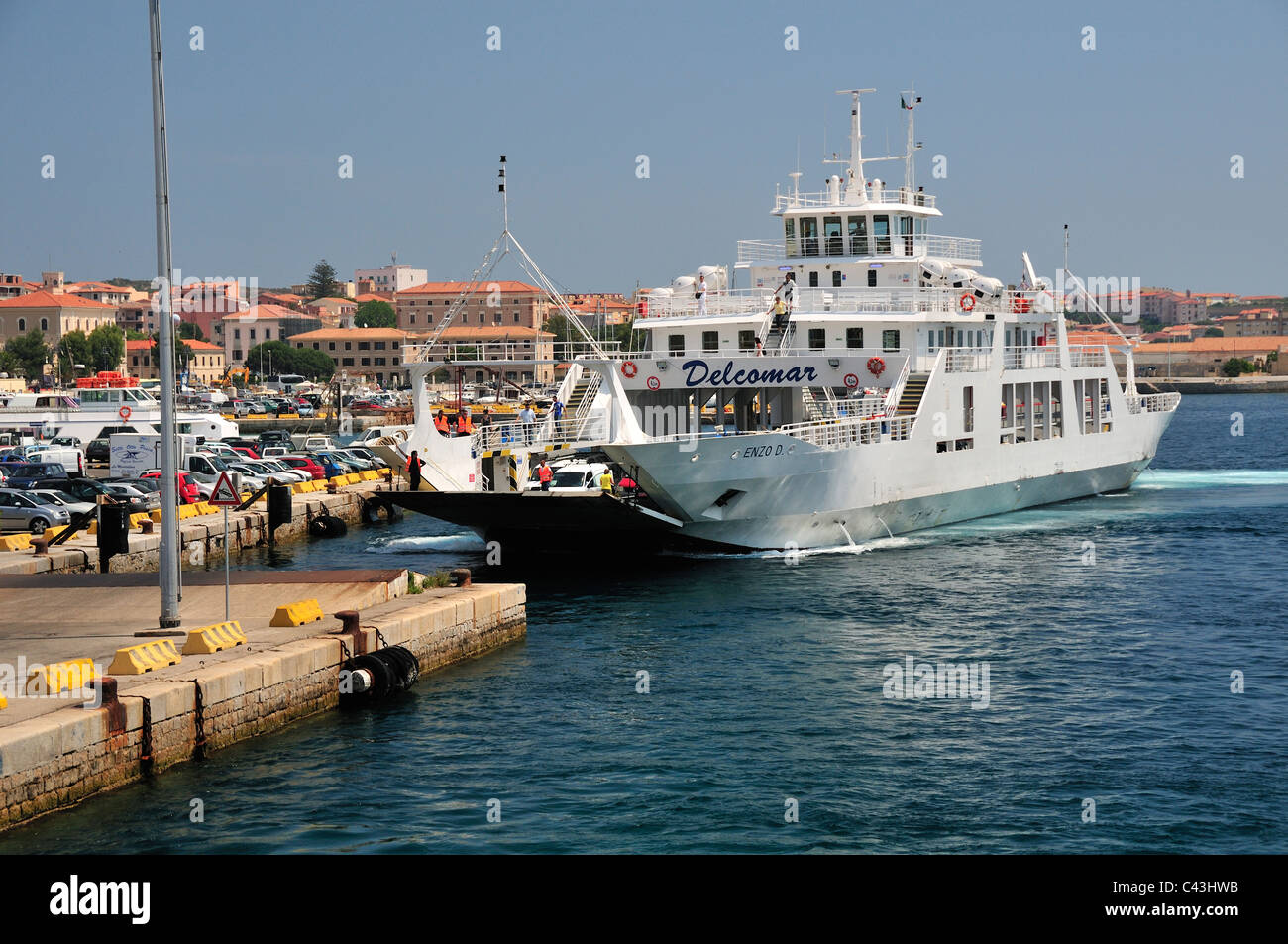 Traghetto per auto arrivando a La Maddalena, in Sardegna, Italia Foto Stock