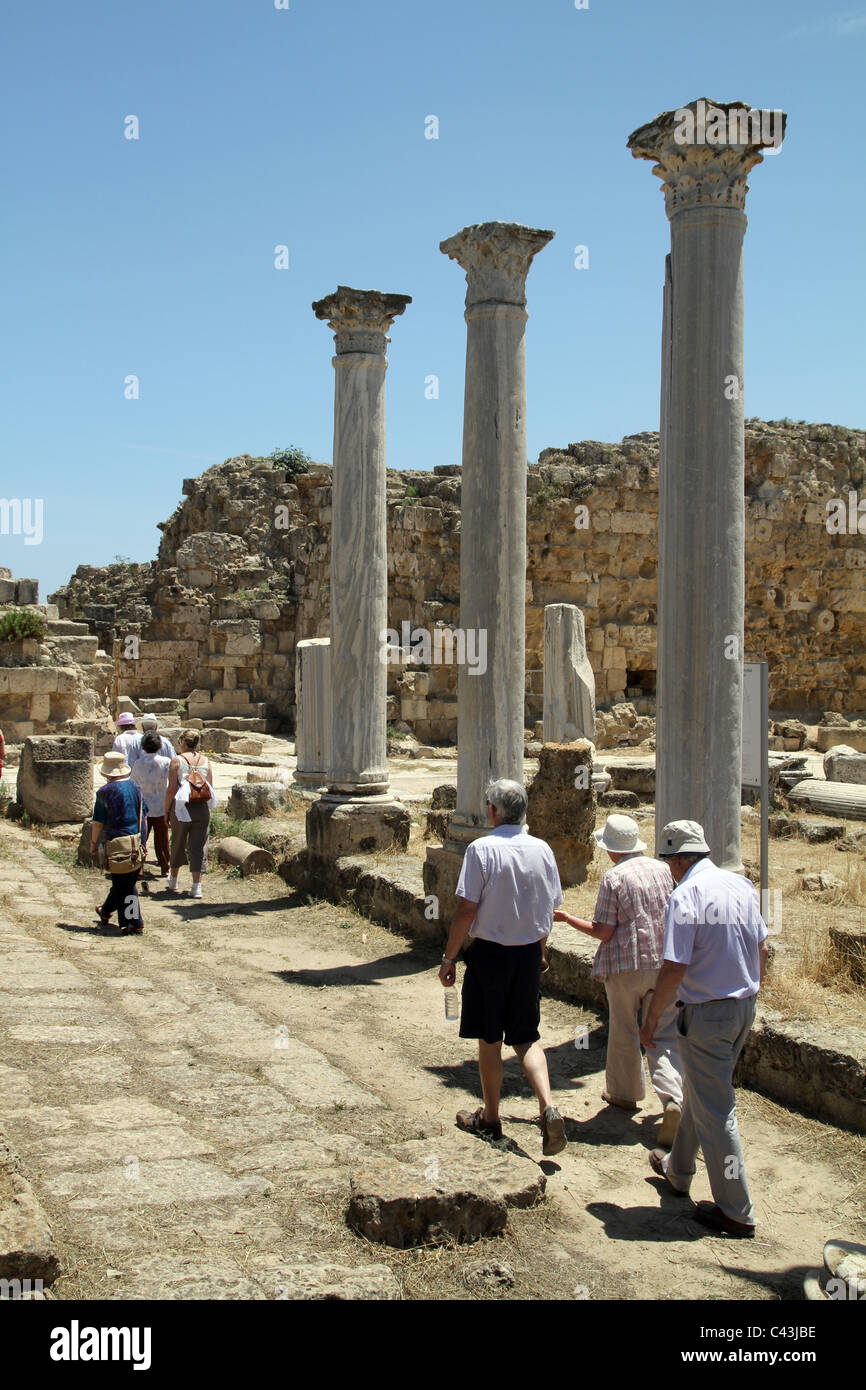 I turisti di visitare le antiche rovine romane di Salamina, vicino a Famagosta, in turca di Cipro del nord Foto Stock