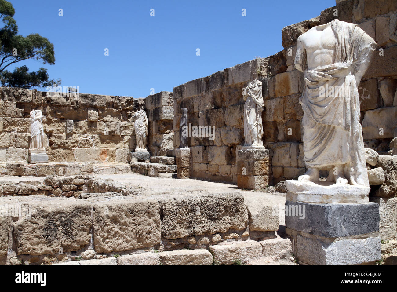 Statue antiche rovine romane di Salamina, vicino a Famagosta, in turca di Cipro del nord Foto Stock