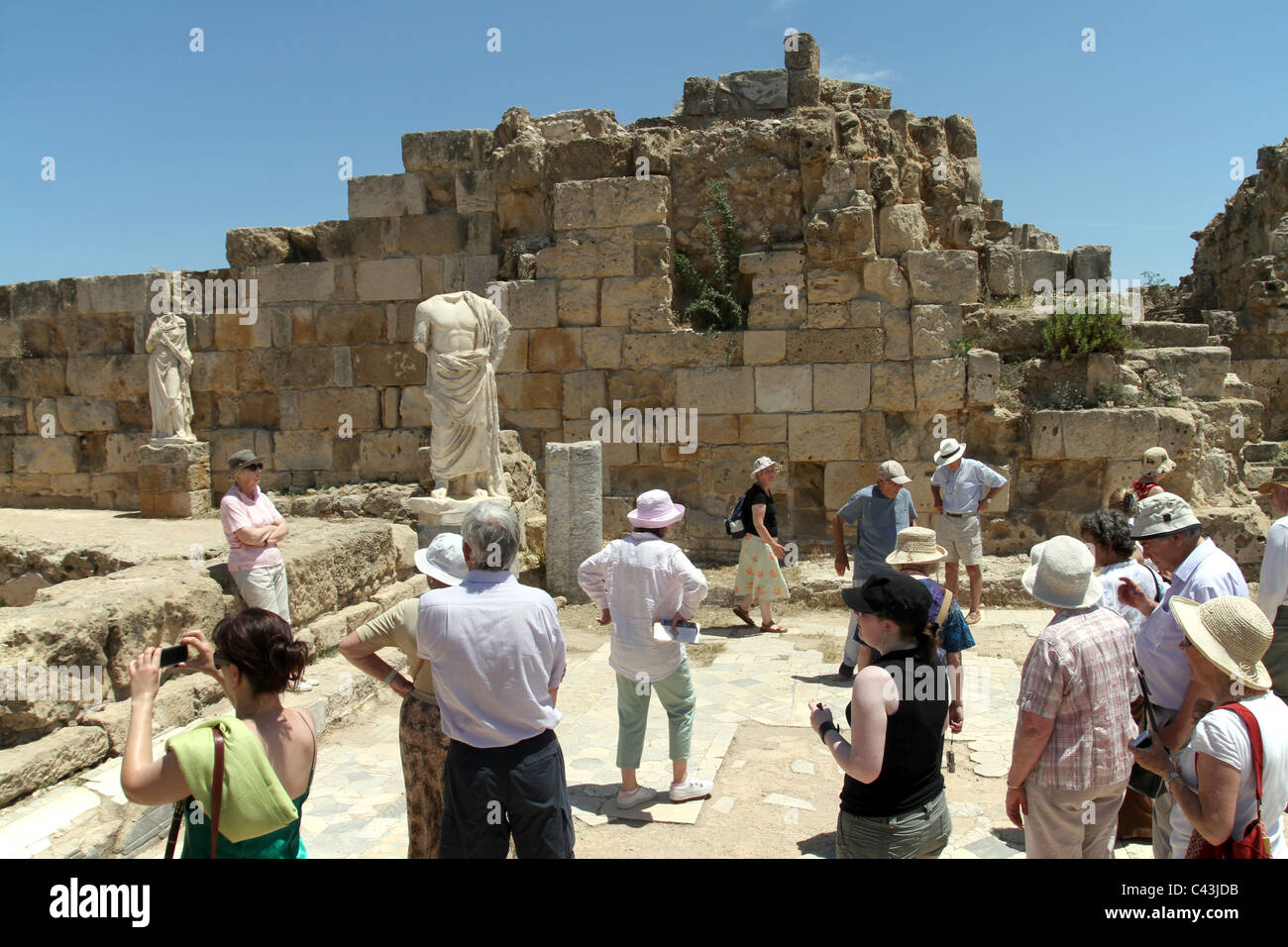 I turisti di visitare le antiche rovine romane di Salamina, vicino a Famagosta, in turca di Cipro del nord Foto Stock