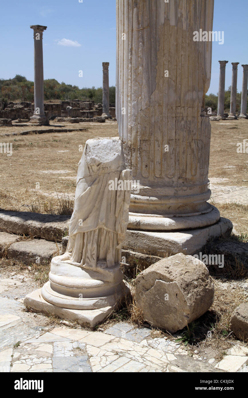 Statue di visitare le antiche rovine romane di Salamina, vicino a Famagosta, in turca di Cipro del nord Foto Stock