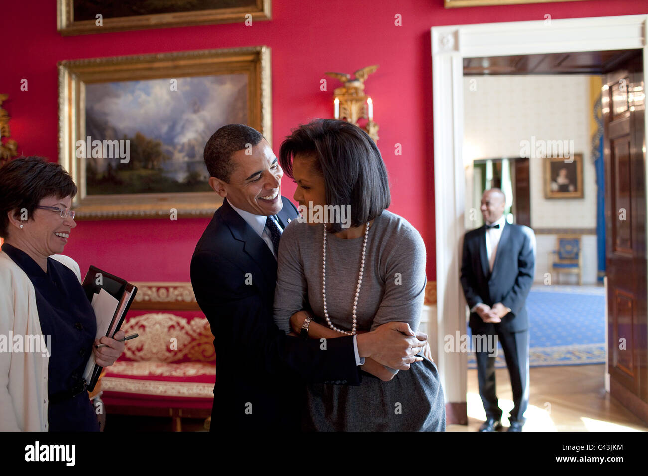 Il presidente Barack Obama abbracci la First Lady Michelle Obama nella camera rossa Foto Stock