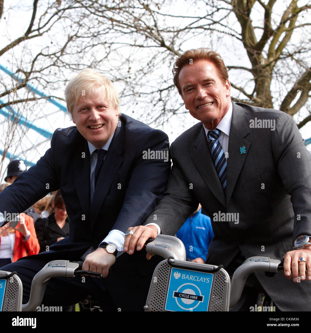 Arnold Schwarzenegger e Boris Johnston ride noleggiare biciclette vicino al City Hall di Londra. Foto Stock