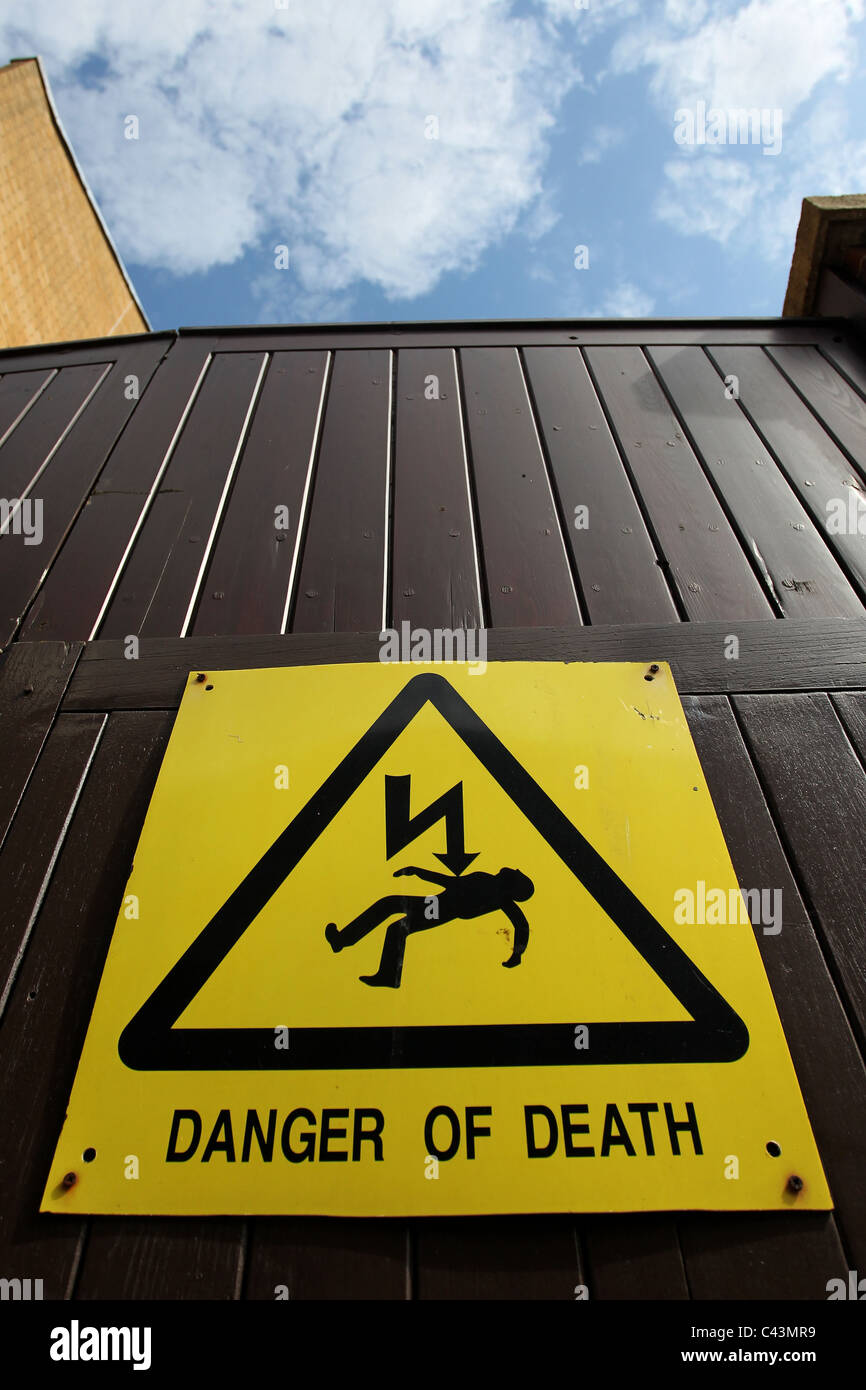 Pericolo di morte in segno di avvertimento su una grande porta bloccata in Brighton, East Sussex, Regno Unito. Foto Stock