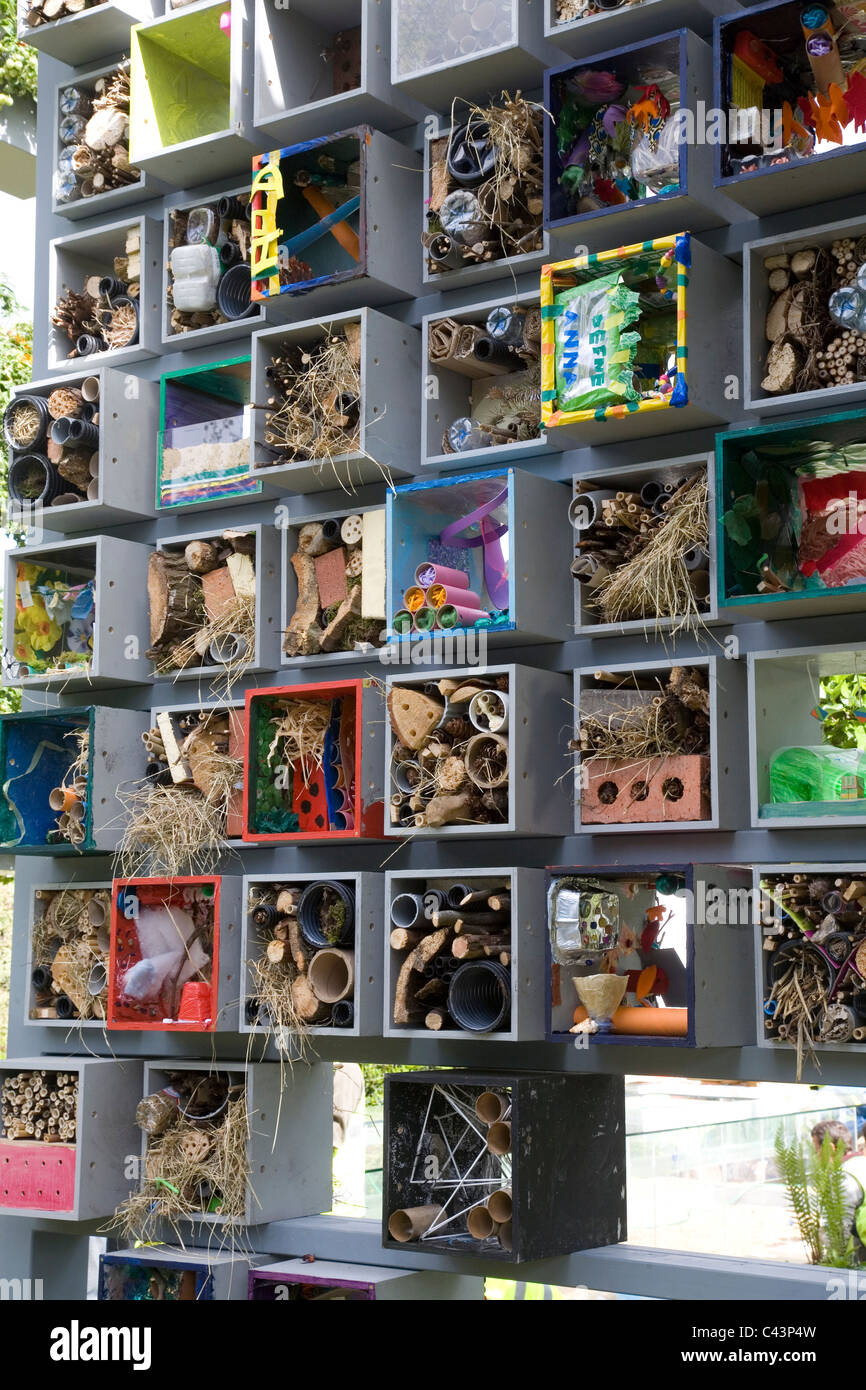 Habitat di insetti fatto da materiale riciclato. Design: Laurie Chetwood & Patrick Collins - RHS Chelsea 2011 Foto Stock