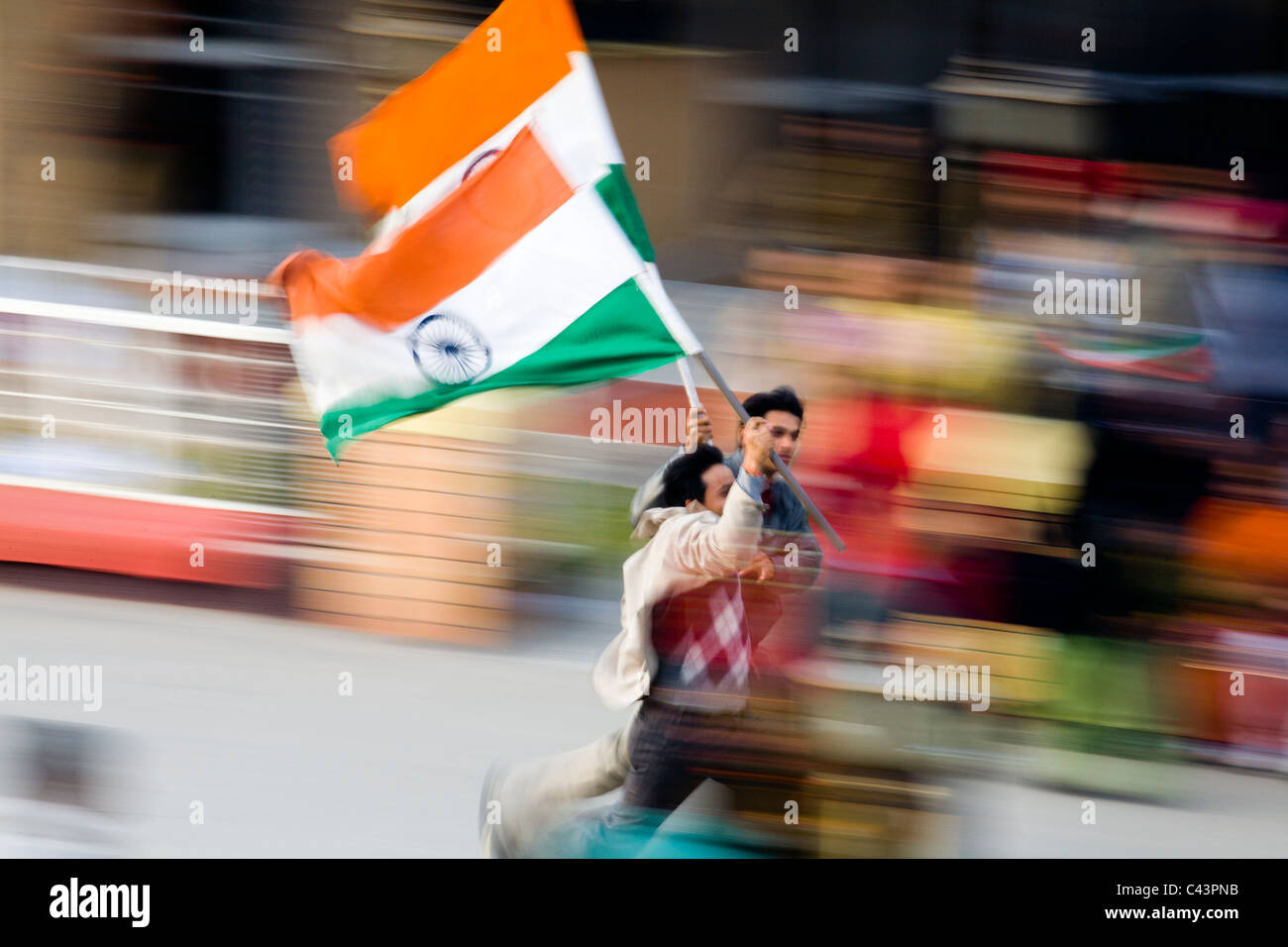 Patriot in esecuzione con bandiera mostrano poco prima di Wagah cerimonia di confine vicino al Pakistan, Amritsar Punjab, India Foto Stock