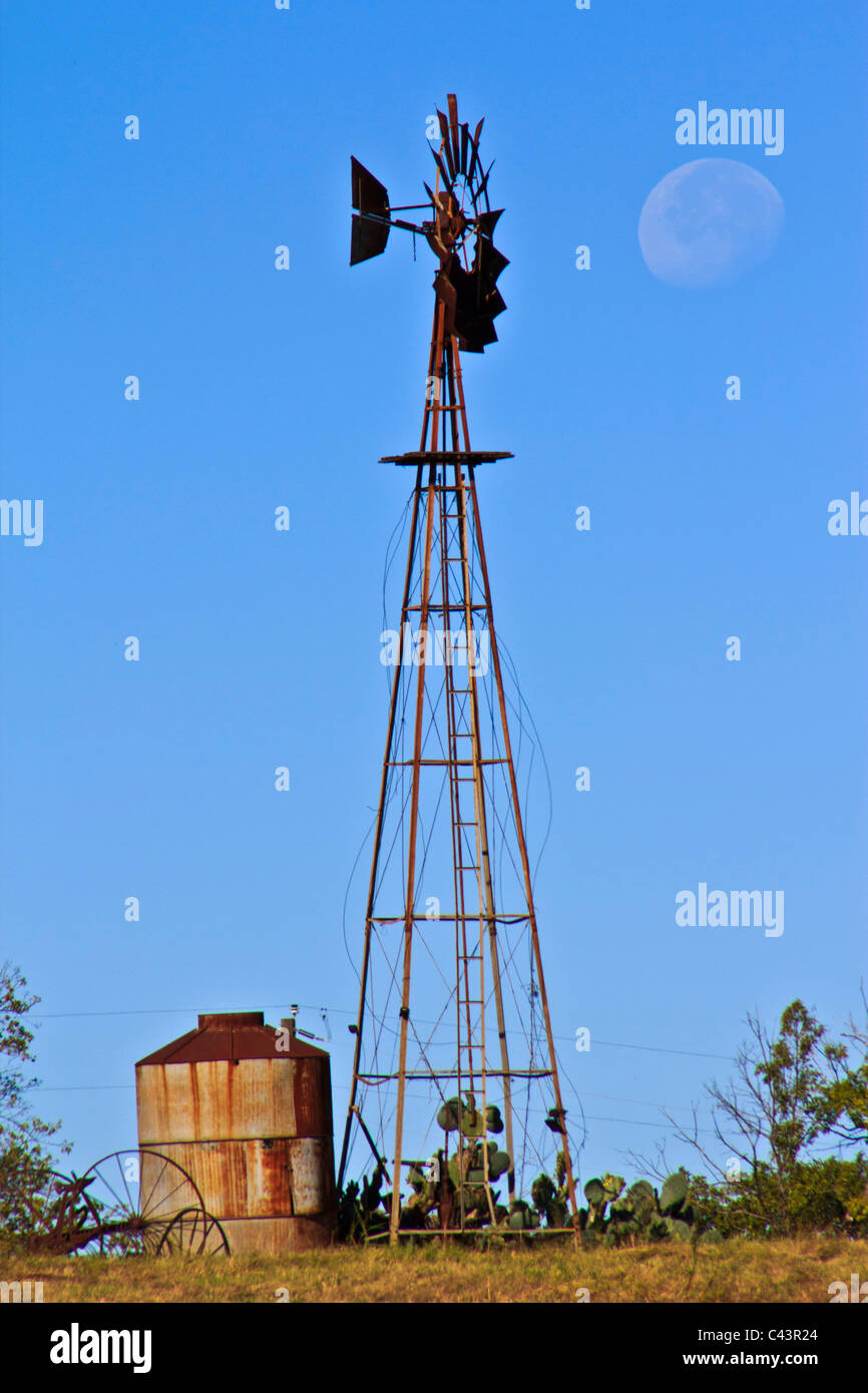 Grande, luna, giorno Lago Texoma, mattina, Texas, Stati Uniti d'America, cisterna di acqua, mulino a vento, mulino a vento Foto Stock
