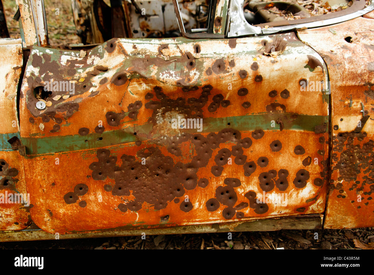 Vecchia auto, porta, riddled con fori di proiettile, arrugginiti, arrugginito, tiro al bersaglio, rifiuti, rifiuti Foto Stock