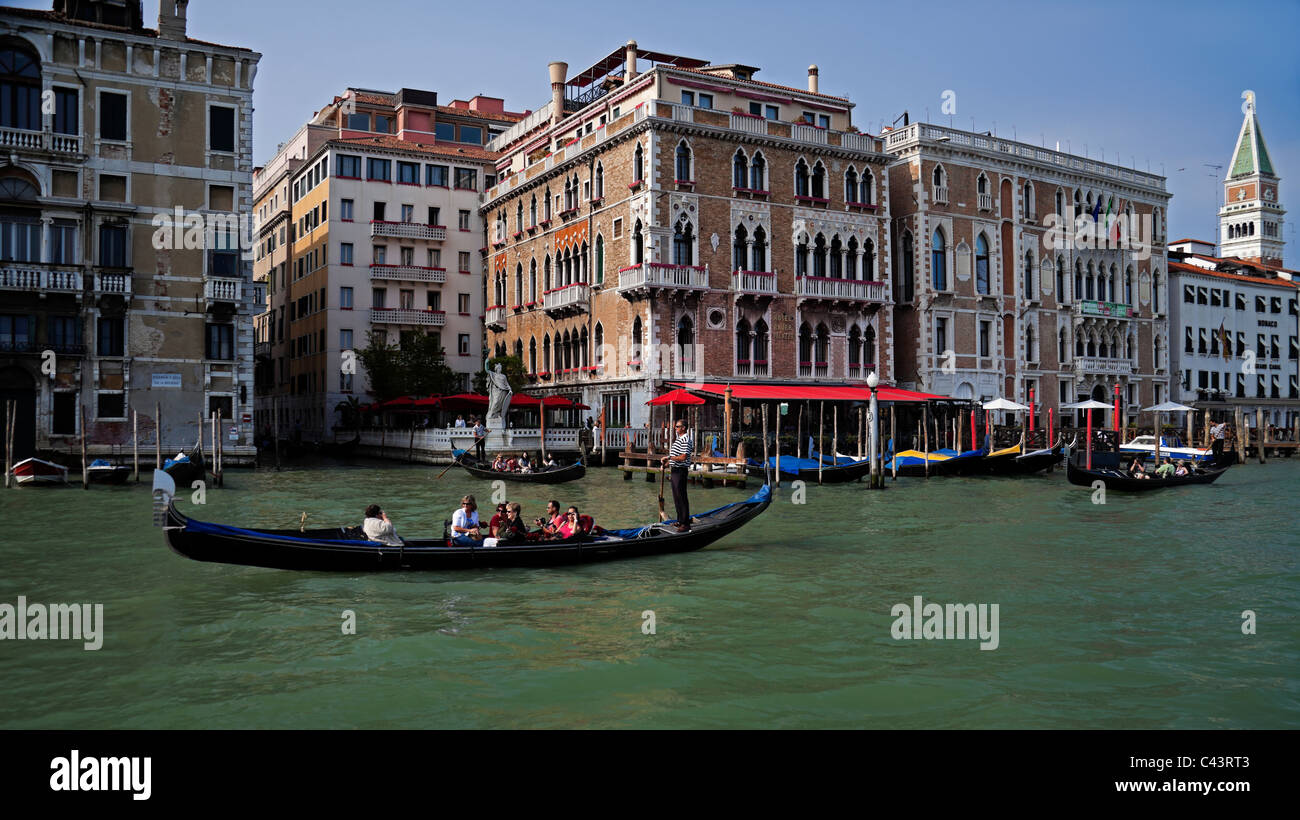 Venezia Canal Grande gondola con i turisti in Italia Europa Foto Stock