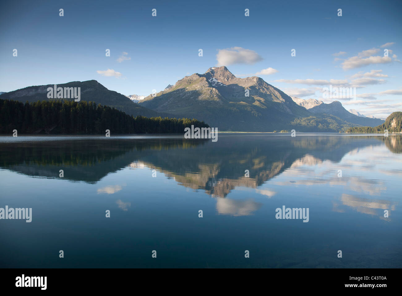 Visualizzare Engadin, Grigioni, Grigioni, Atmosfera mattutina, Oberengadin, alta Engadina, Svizzera, Europa, lago di Sils, riflessione Foto Stock