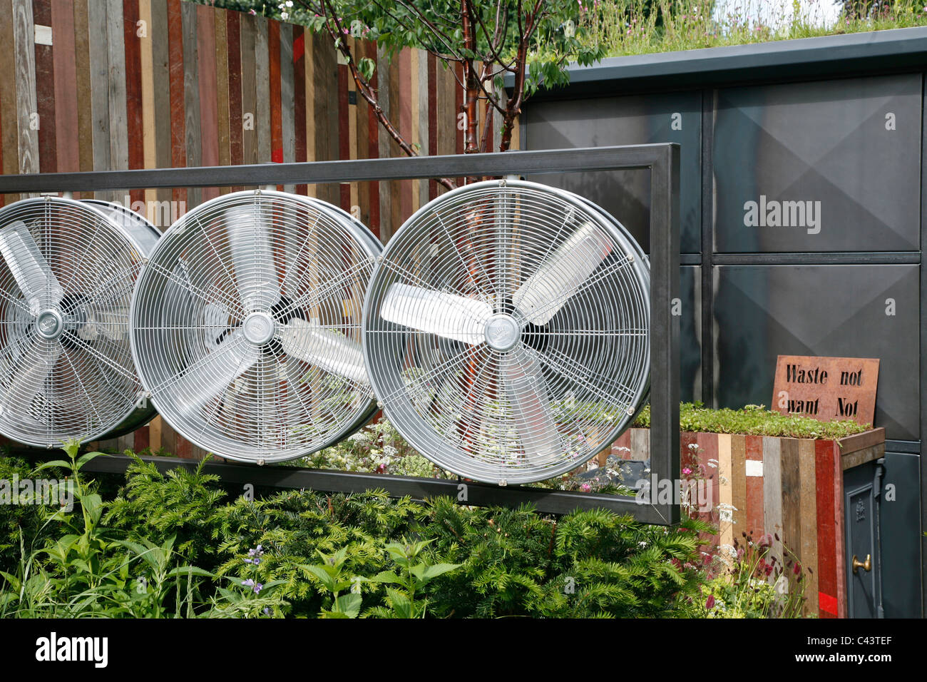Le turbine eoliche in venti del cambiamento, piccolo giardino. Design: Jamie Dunstan - RHS Chelsea 2011 Foto Stock