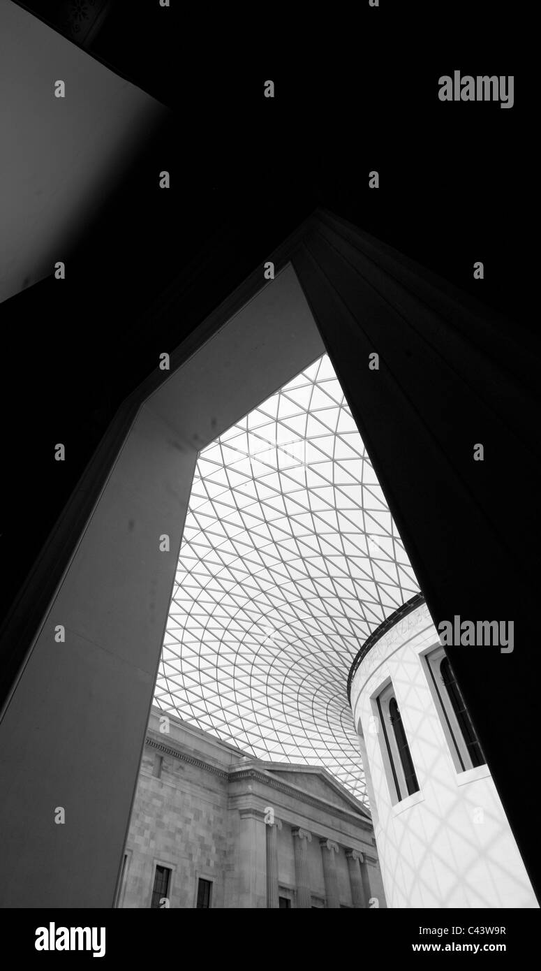 British Museum, Holborn, Londra. Immagine della sala principale attraverso una porta. Foto Stock