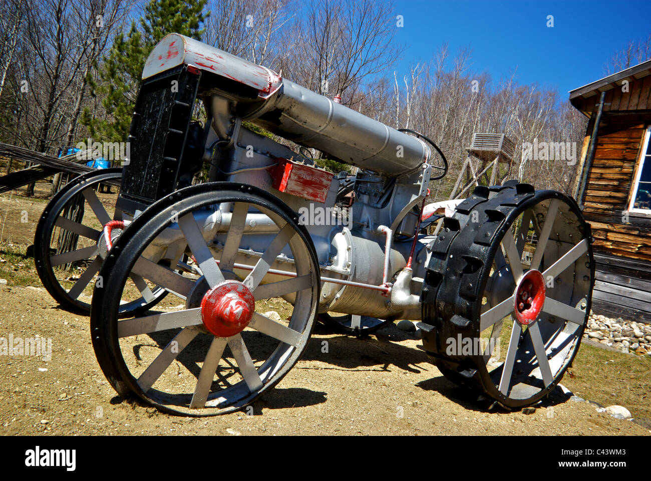 Antico trattore Ford solido ruote in acciaio Museo forestale Grandes pile Quebec Foto Stock