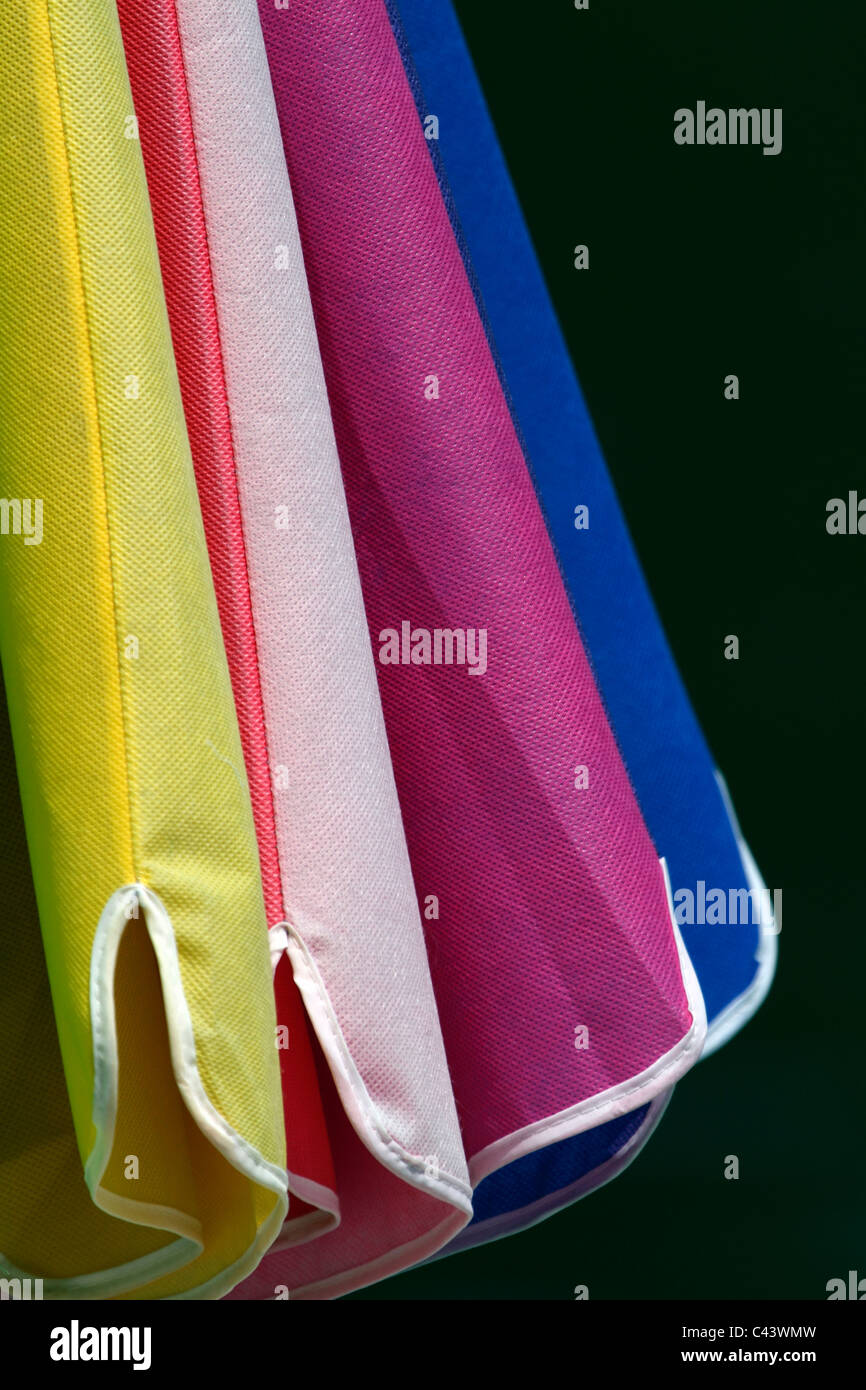 Un colorato ombrello chiuso su un tavolo da picnic. Verona Park, New Jersey, STATI UNITI D'AMERICA Foto Stock