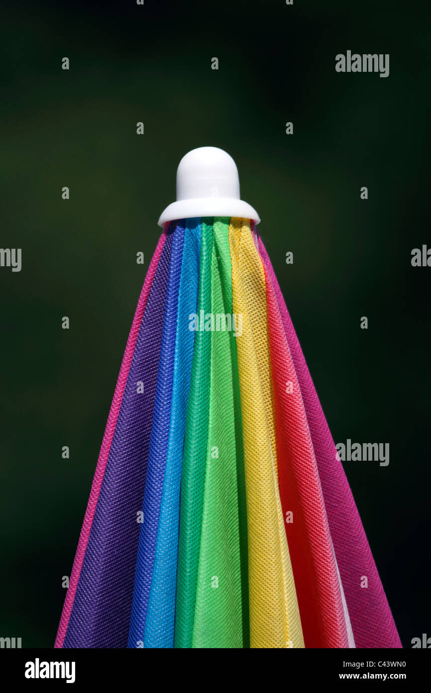 Un colorato ombrello chiuso su un tavolo da picnic. Verona Park, New Jersey, STATI UNITI D'AMERICA Foto Stock