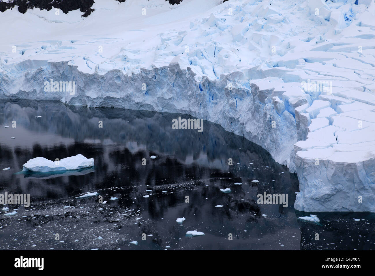 Bordo del ghiacciaio a [Neko Harbour], [Andvord Bay], [Penisola Antartica] con torri del vecchio [Blu] ghiaccio pronto a calve) Foto Stock