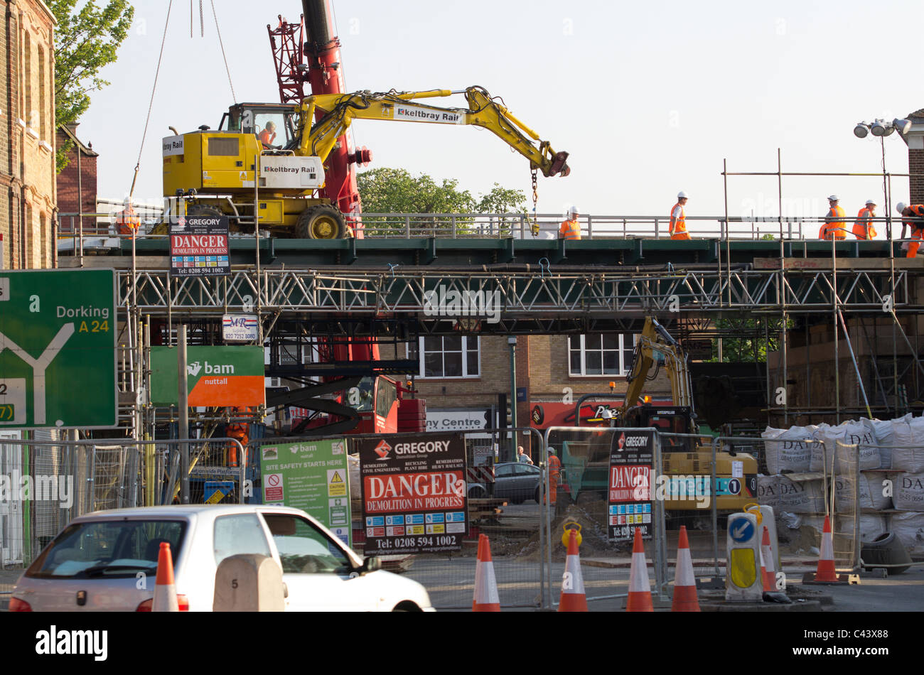 Gli uomini al lavoro sul weekend sul ponte ferroviario a Epsom Surrey, Inghilterra Foto Stock