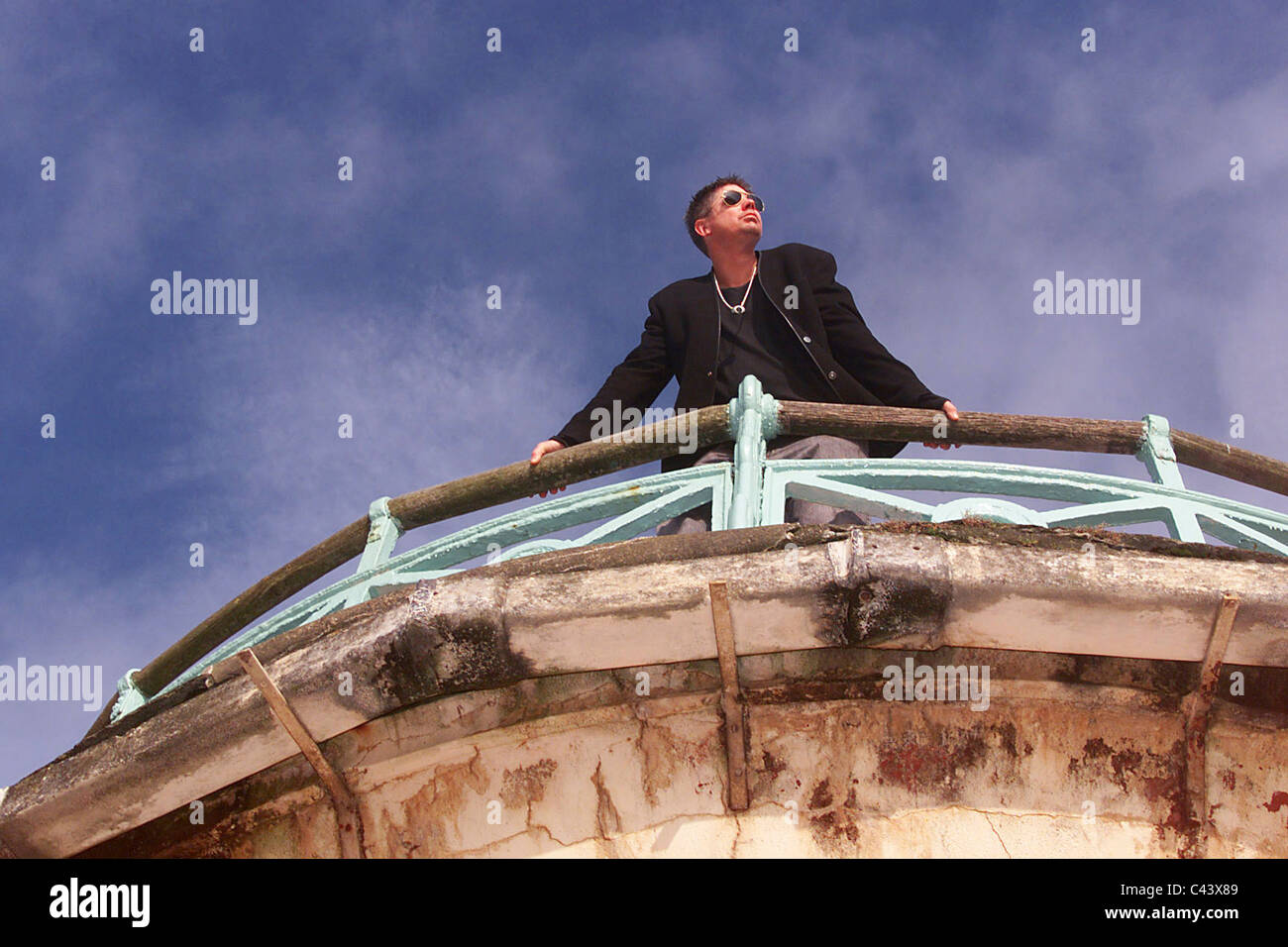 Vicini soap star Mark Little sul lungomare di Brighton poco dopo aver lasciato il 'La Grande colazione' show televisivo. Foto Stock