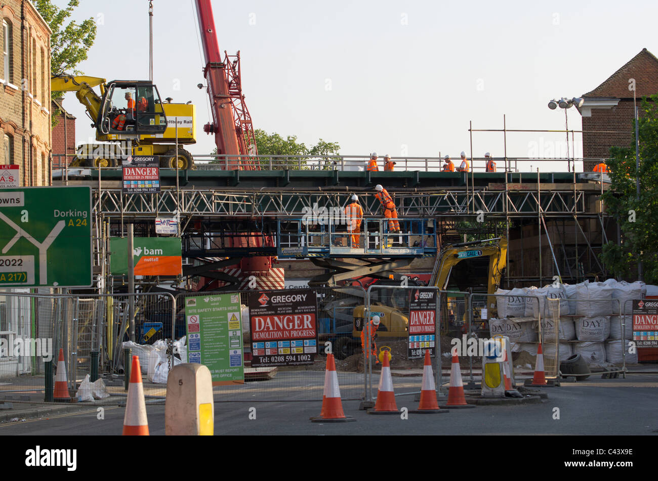 Gli uomini al lavoro sul weekend sul ponte ferroviario a Epsom Surrey, Inghilterra Foto Stock