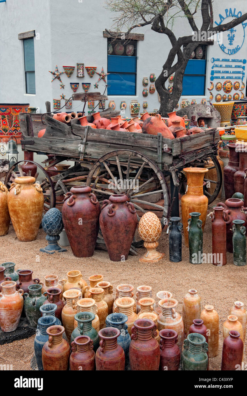 Display a colori di ceramica presso uno dei tanti negozi di arte colonia di Tubac, Arizona. Foto Stock