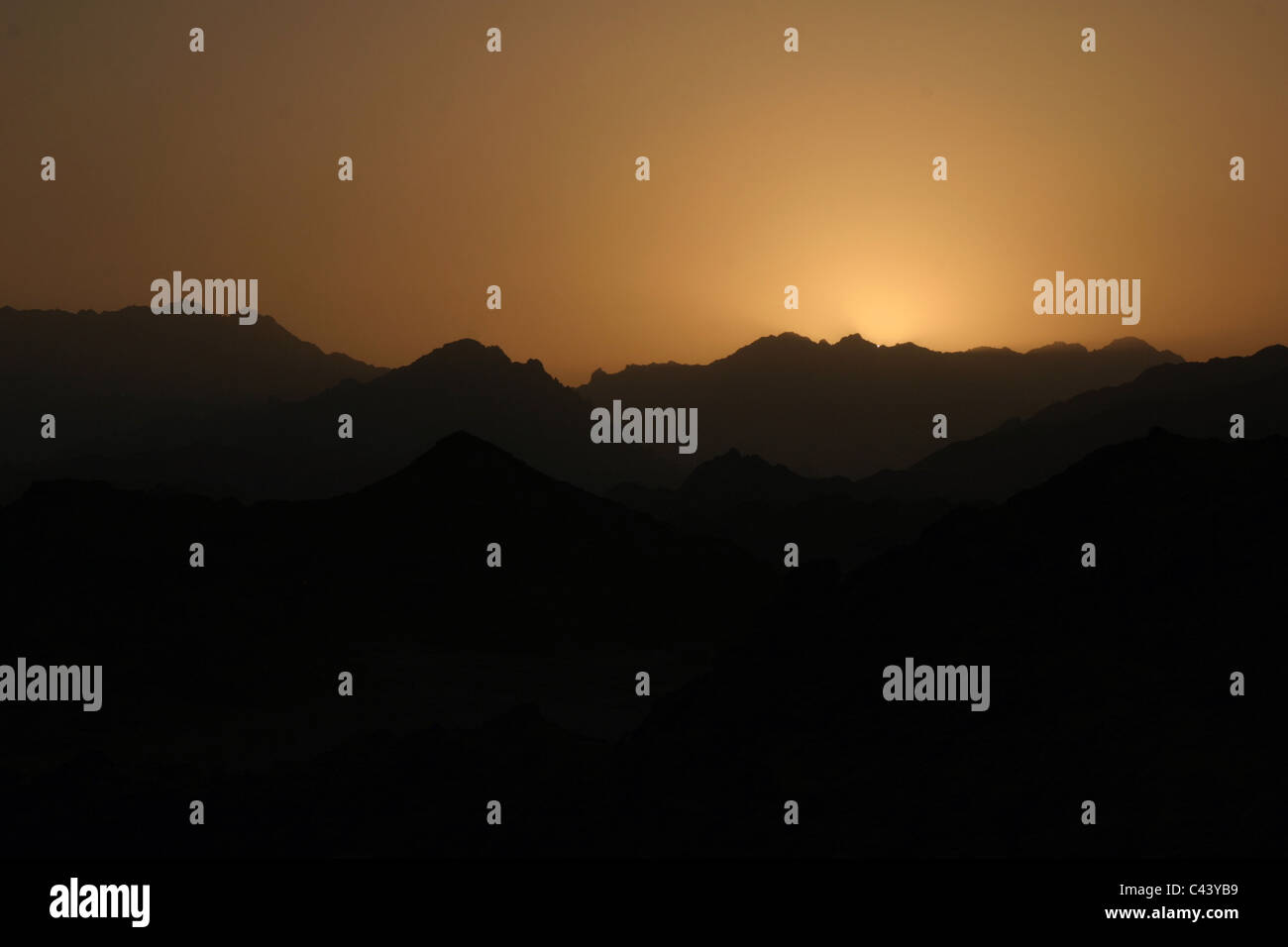 Il sole ha impostato nel Sinai e non vi è solo un piccolissimo spike di luce visibile. Foto Stock