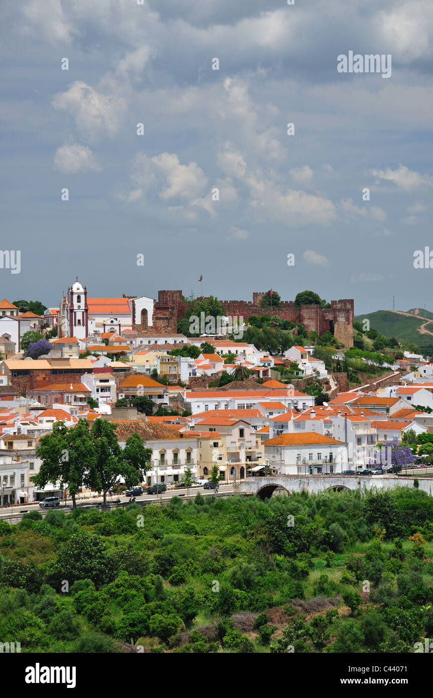 Vista della città collinare, Silves, Algarve Regione, Portogallo Foto Stock