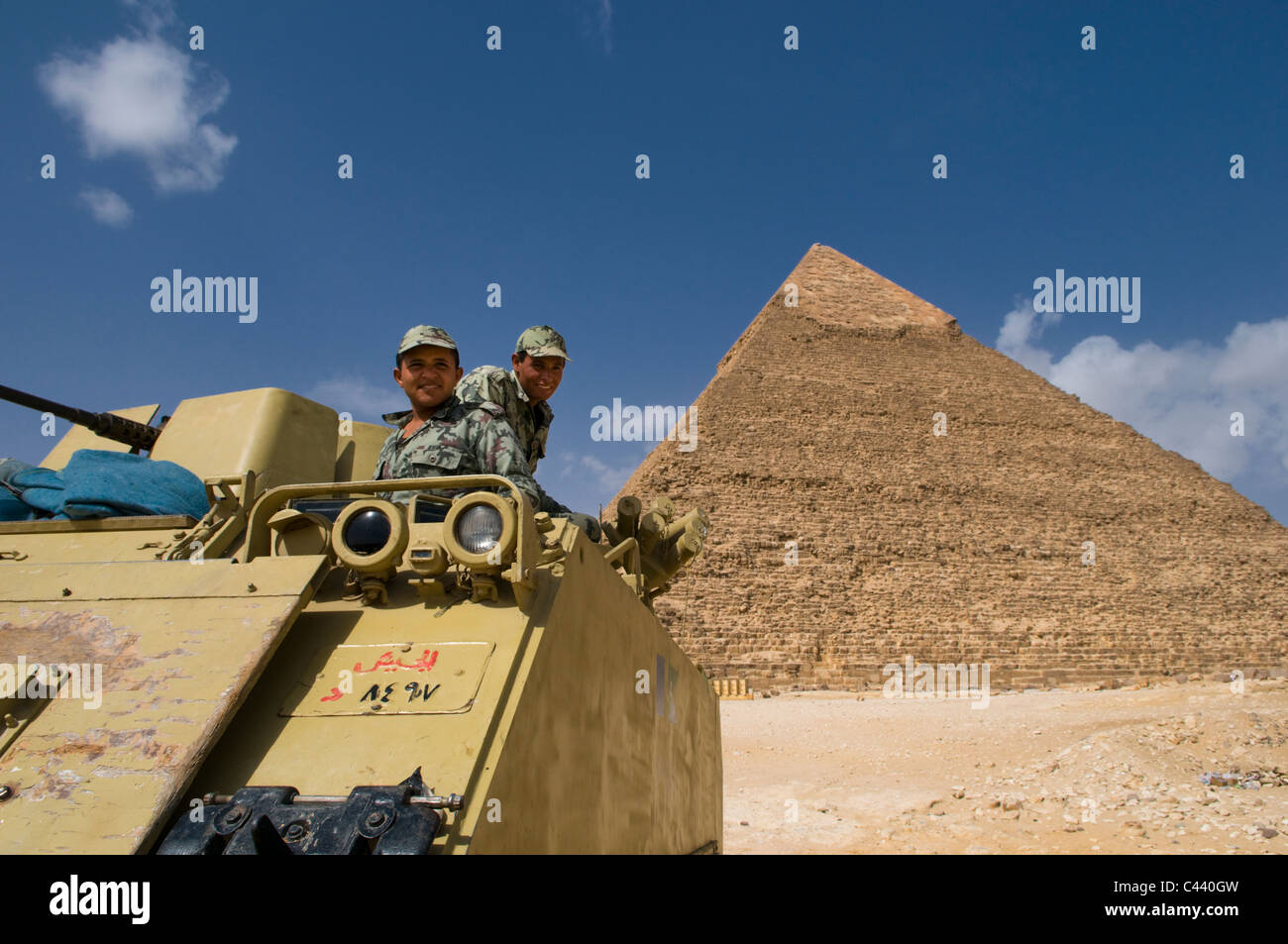 Militari di piramidi a Giza Egitto. Marzo 2011. Foto Stock