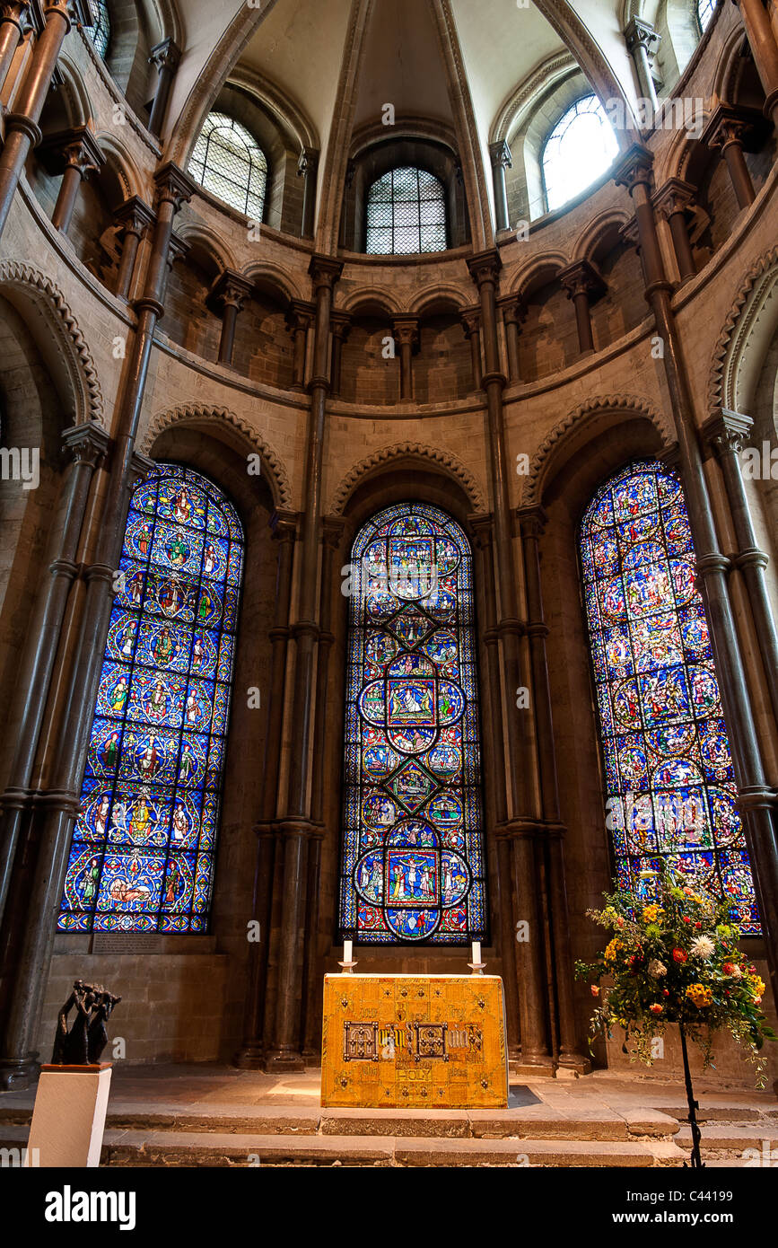 Inghilterra, Cattedrale di Canterbury. Interno. Altra nella trinità cappella, con tre torreggianti vetrate dietro. HDR Foto Stock