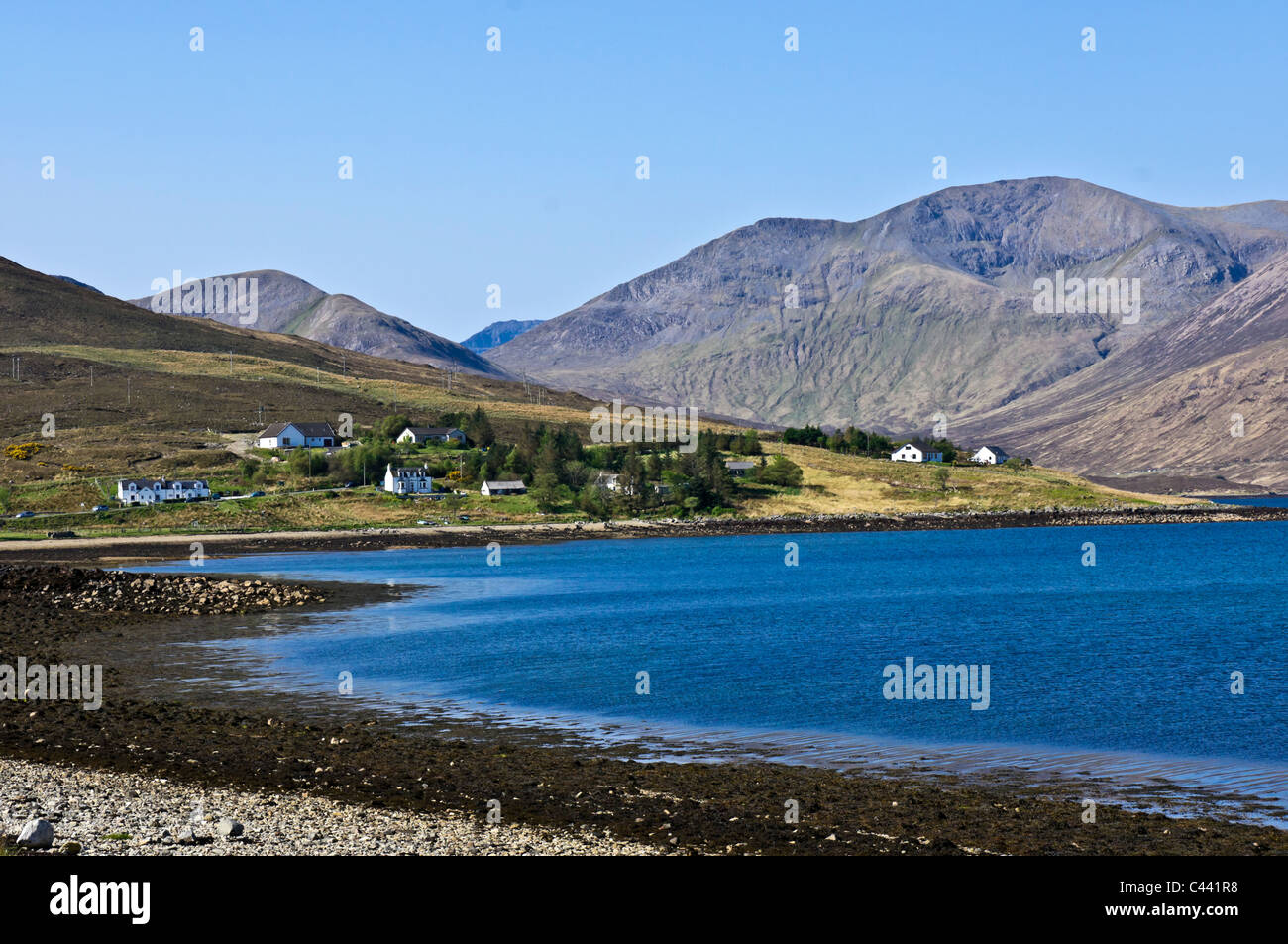 Vista verso l'Isola di Skye Luib villaggio sulle rive di Loch Ainort in Scozia Foto Stock