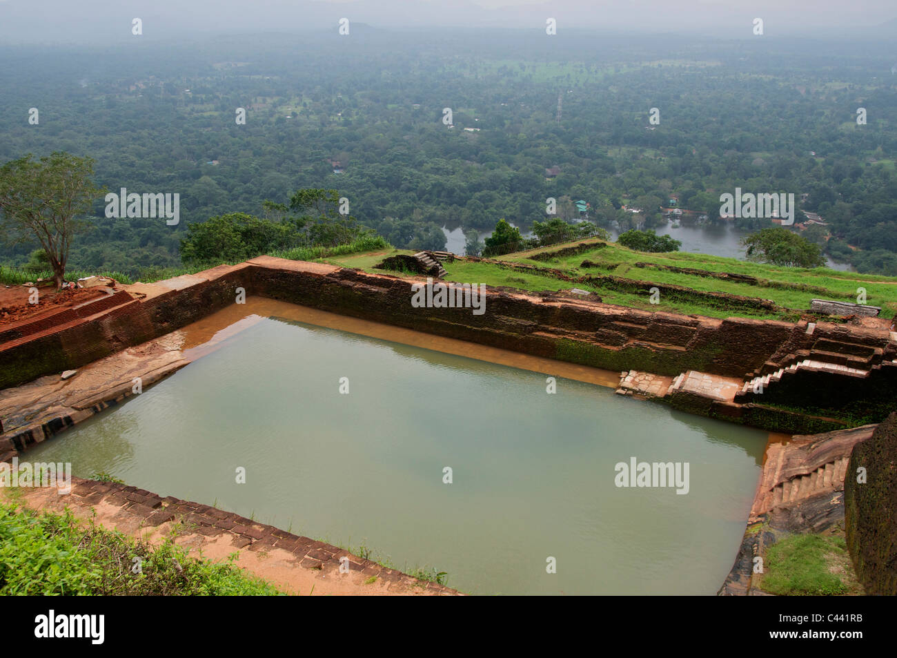 Serbatoio di acqua sulla parte superiore della Roccia di Sigiriya Sri Lanka Foto Stock