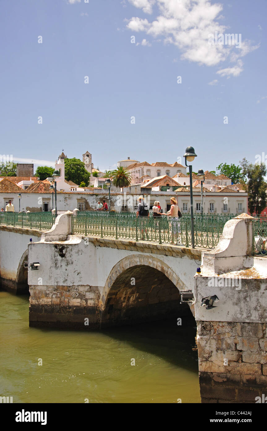 Ponte romano sul fiume Gilao, Tavira Tavira comune, distretto di Faro, regione di Algarve, PORTOGALLO Foto Stock