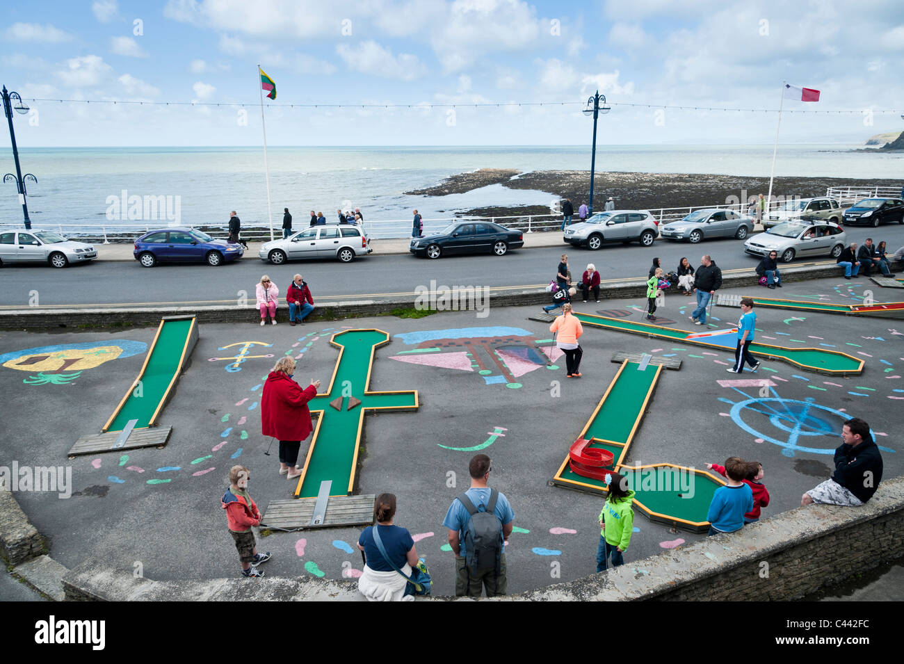 La Pentecoste Bank Holiday - le famiglie a giocare a minigolf a Aberystwyth, Ceredigion, Wales UK Foto Stock