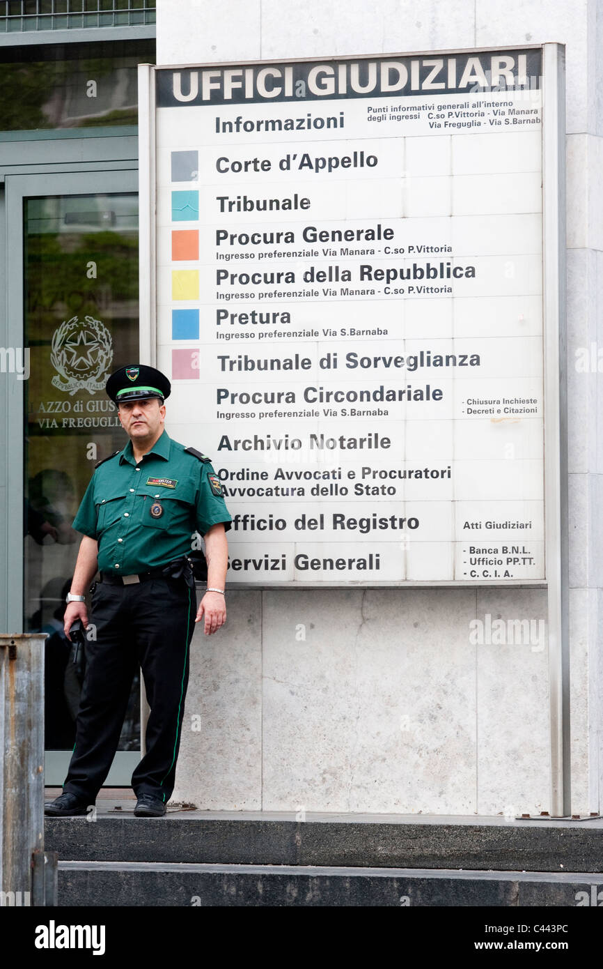 Cooperazione di polizia e manifestanti al di fuori del Palazzo Guidiziari Milano Tribunali al processo di Silvio Berlusconi. Foto:Jeff Gilbert Foto Stock