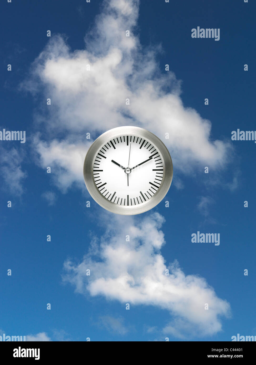 Un orologio analogico mattina isolata contro un cielo blu Foto Stock