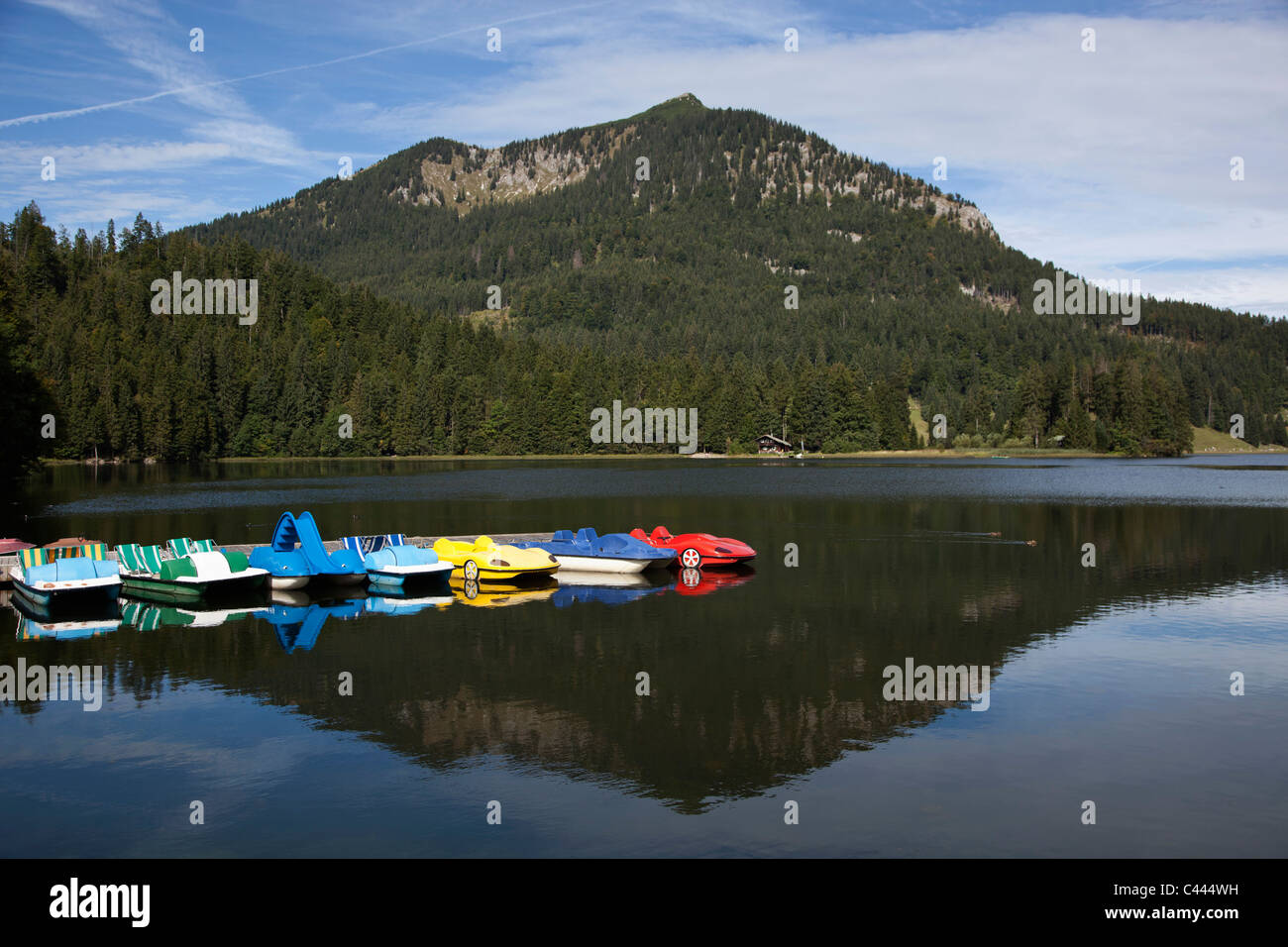 · Pedalò sul lago e montagna in background Foto Stock