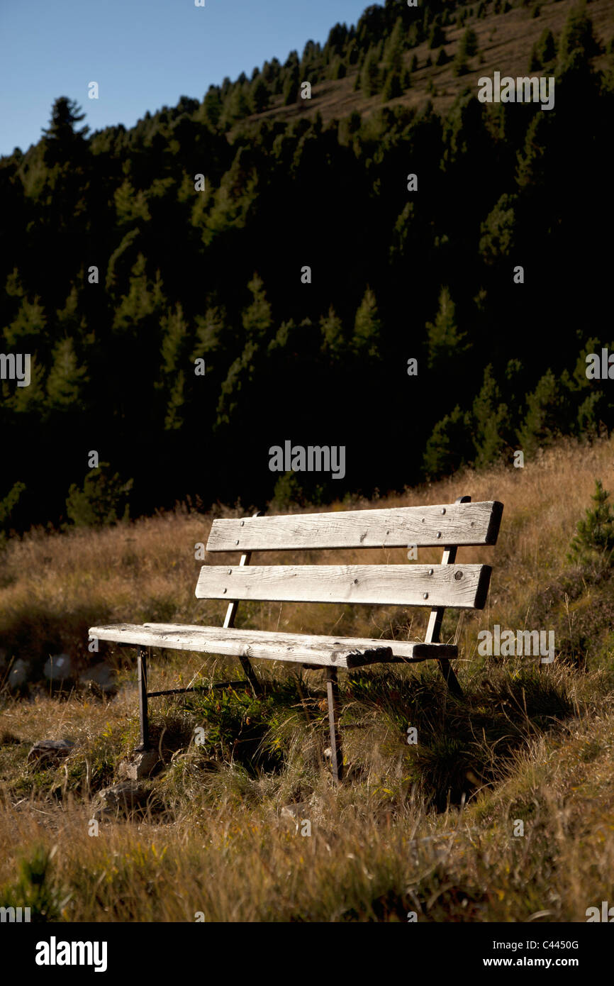 Una panca in legno sedile in una impostazione di montagna Foto Stock