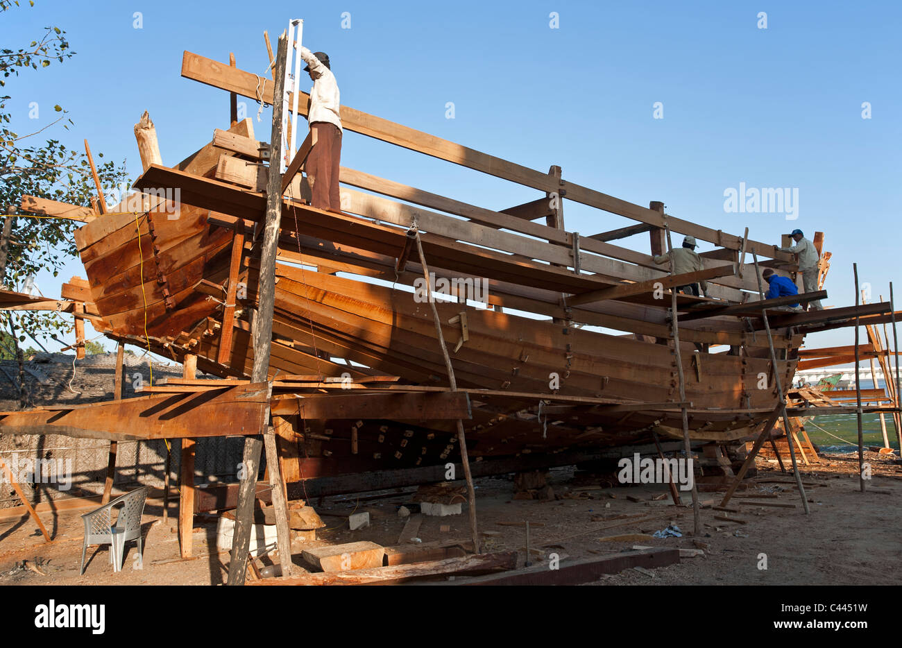 Costruzione di un legno barca da pesca. Diu. Il Gujarat. India Foto Stock