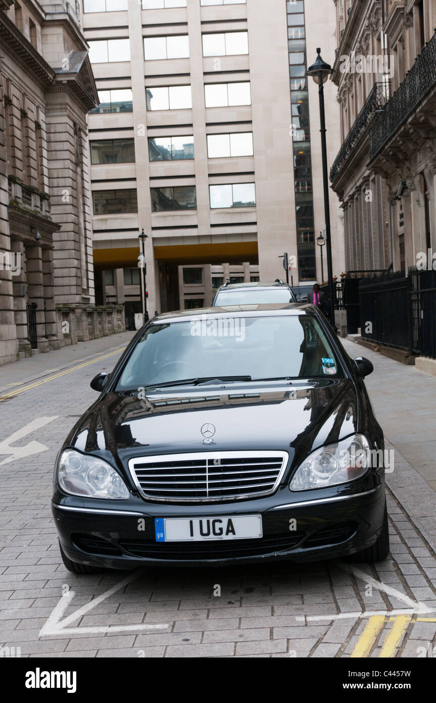 Un diplomatico ugandese con auto di cortesia personalizzata piastre numero parcheggiato a Cental London. Foto Stock