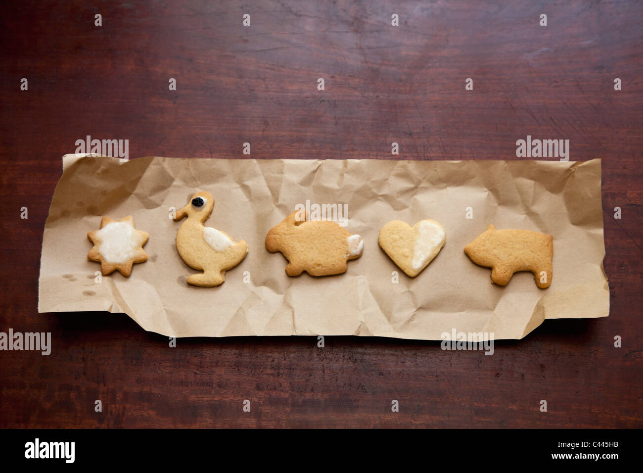 I cookie disposti in una fila su carta marrone Foto Stock