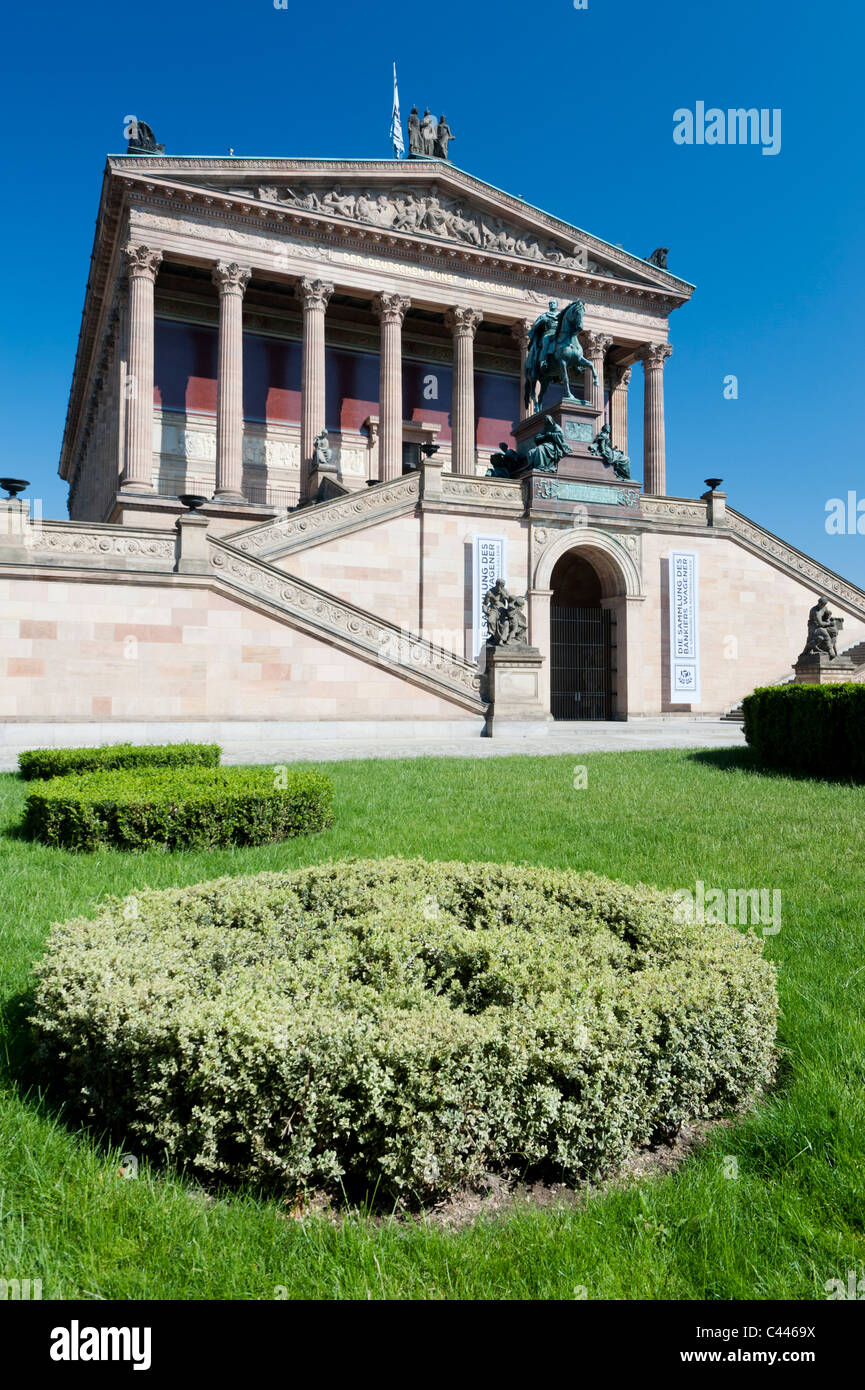 Esterno del museo d'arte Neue Nationalgalerie sull'Isola dei Musei o. Museumsinsel nel quartiere Mitte di Berlino, Germania Foto Stock