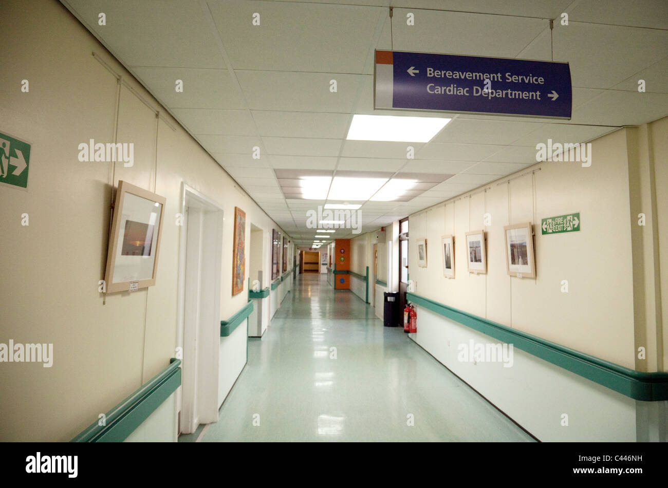 Corridoio vuoto dell'ospedale NHS, interno dell'ospedale, il Royal Cornwall Hospital, Truro, Cornovaglia Regno Unito Foto Stock