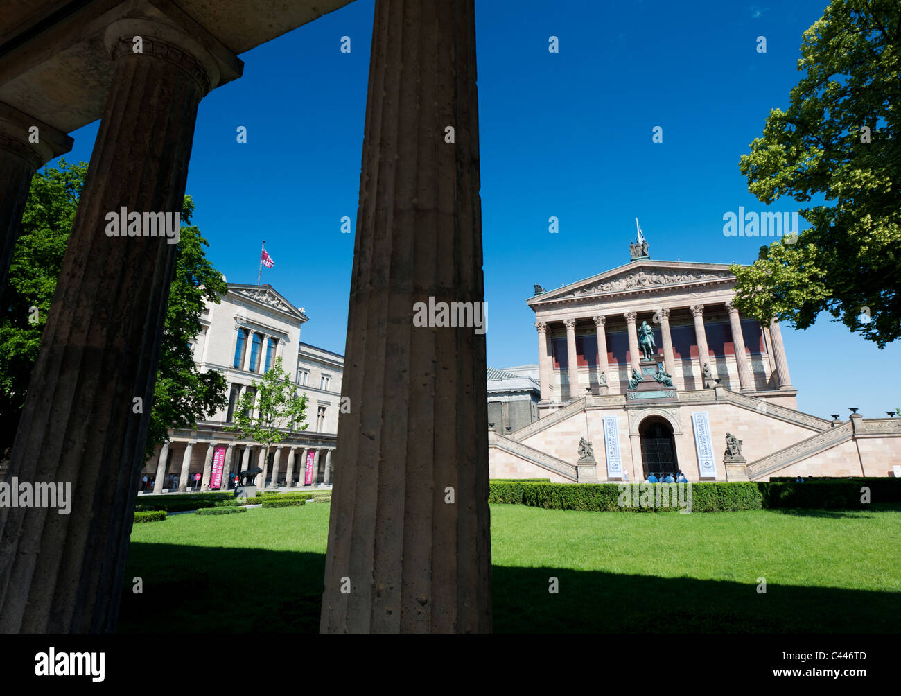 Esterno della Alte Nationalgalerie e il Neues Museum (sinistra) sull isola dei musei o Museumsinsel nel quartiere Mitte di Berlino Germania Foto Stock