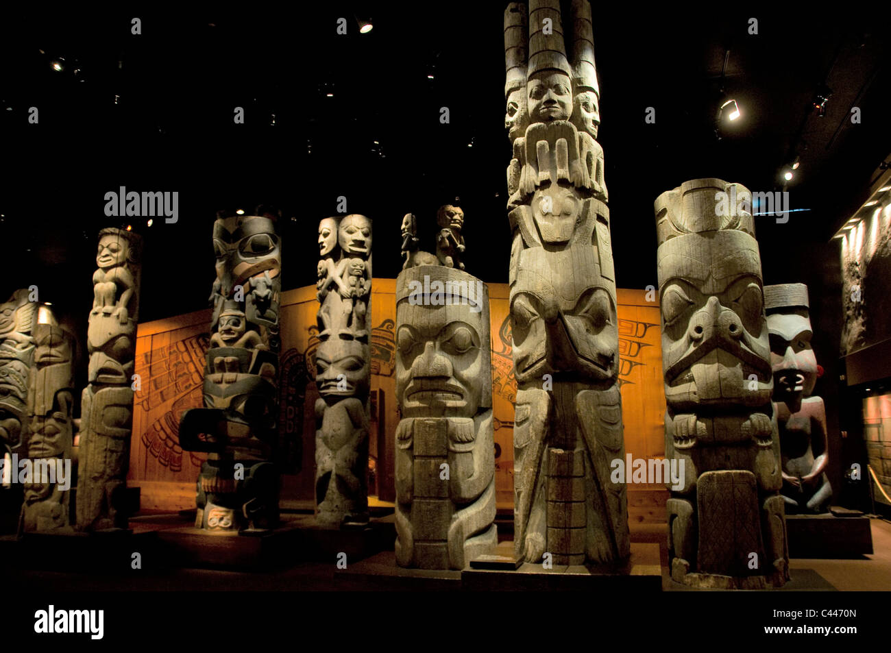 Totem, il Royal BC Museum, Victoria, British Columbia, Canada, showroom, Nord America, mostra, museo, legno, pole Foto Stock